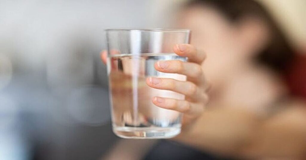 水を飲む